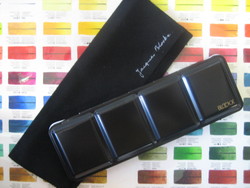 photo du coffret ferm� avec sa housse noire BLOCKX