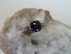 Saphir de Ceylan bleu nuit et 2 diamants baguettes - Bague or et Saphir en Vente - Bijouterie LECANU