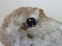 Saphir de Ceylan bleu nuit et 2 diamants baguettes