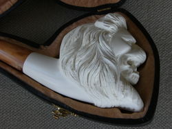PIPE EN ECUME DE MER : LE LION VUE DE FACE