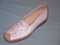 Mocassins ferm�s blanc talon compens�
