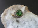 Tourmaline verte entourage diamants sur or bicolore