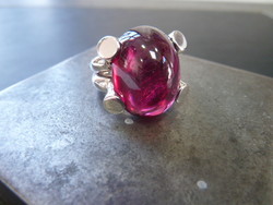 Rubellite cabochon (25 carats) sur or blanc palladi� - Bague or et Tourmaline en Vente - Bijouterie LECANU