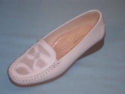 Mocassins ferm�s beige talon compens�