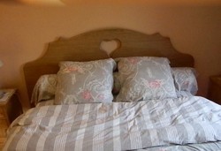 T�TE DE LIT EN BOIS MASSIF