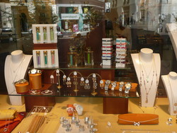  Bijoux Fantaisie de marques - Bijoux fantaisie de marque - LA BOUTIQUE PARFUMEE distributeur L'ARTISAN PARFUMEUR