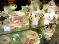 Vaisselle porcelaine anglaise : thei�re Royal Albert - Boutique cadeaux : la vaisselle - BURDET SALON DE THE