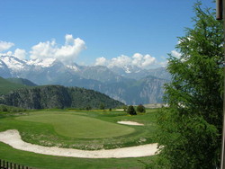 Vue sur le golf de la terrasse du restaurant - vues du restaurant de l'altiport - Restaurant de l'altiport