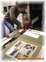 Eric Parat de l'Atelier sur Mesure r�alisant le cadre sur le t�l�ph�rique de Serre-Chevalier