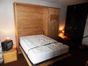 Lit relevable avec armoire de rangement