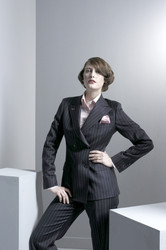 Tailleur dame , un crois� 4 boutons, cran aigu et boutonni�res contrast�es