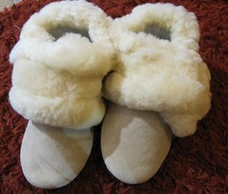 Chausson laine semelle cuir, fermeture velcro -  Articles en Peau de mouton : chaussons et semelle - La Petite Boutique