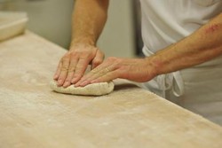 Fa�onnage � la main de chaque pain : la tourne