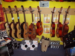 GUITARES CLASSIQUES - Produits - WWW.NEVERS-MUSIC.COM