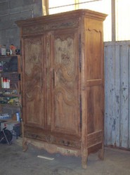 armoire nettoy�e et toute restaur�e  elle est pr�te a �tre cir�e et patin�e