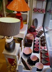 lampes et vaisselles chocolat et rose.jpg