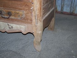 fabrication avec du vieux bois de toute la partie basse de l'armoire qui n'existait plus