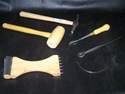 Outillage et fourniture pour la tapisserie d'ameublement