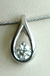 pendentif diamant et or gris lazia qualit� coeur et fl�che.jpg