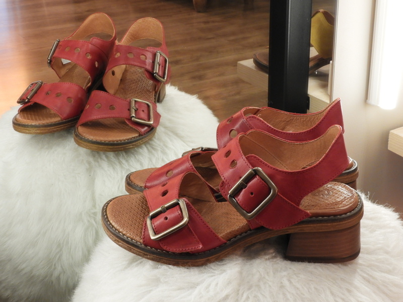Chaussures cuir rouge serrage boucle  fabrication portugaise CASTA - Voir en grand