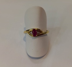 BAGUE RUBIS OVALE OR JAUNE ET PETITIE TOUCHE OR BLANC 18 K - BIJOUTERIE DELAVEST          