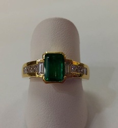 BAGUE EMERAUDE  ET DIAMANTS EXCEPTIONNELLE OR JAUNE 18K - BIJOUTERIE DELAVEST          