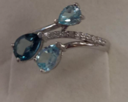 BAGUE 3 TOPAZES ET OZ OR BLANC 18 CARATS - BIJOUTERIE DELAVEST          