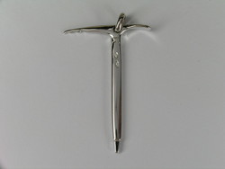 PENDENTIF DE MONTAGNE PIOLET OR BLANC 750/000 - BIJOUTERIE DELAVEST          