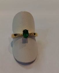 BAGUE EMERAUDE DE FORME OVALE ET 2 DIAMANTS OR JAUNE 18K - BIJOUTERIE DELAVEST          