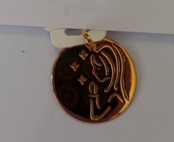 MEDAILLE VIERGE  GRAVEE COTE DROIT OR JAUNE 18 K - BIJOUTERIE DELAVEST          