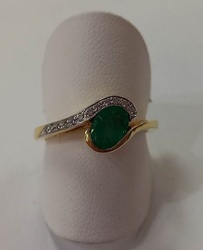 BAGUE EMERAUDE OVALE DANS SERTI DIAMANTS OR JAUNE 18K - BIJOUTERIE DELAVEST          