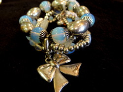 bracelet métal et perles bleues ciel - EMMANUELLE COIFFURE