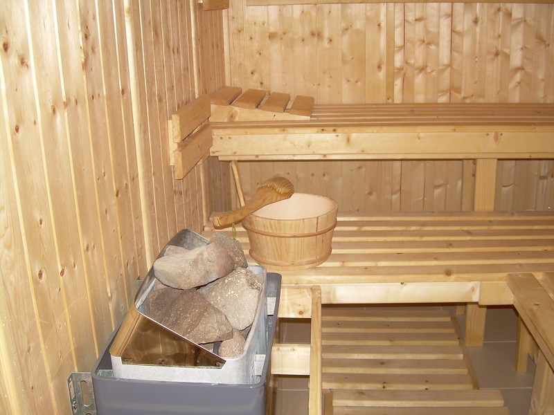 La chaleur intense du Sauna Finlandais active la circulation sanguine - Voir en grand