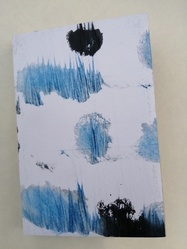 empreintes bleues et noires, pages multicolores - Atelier du Trfle