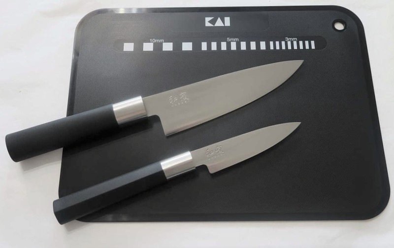 Couteau Wasabi black de KAI -  tapis de découpe  - Voir en grand