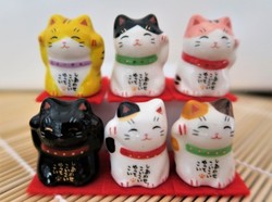 Petit chat manekineko en porcelaine - Comptoir du Japon