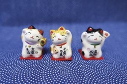 Trio de chats manekineko en porcelaine - Comptoir du Japon