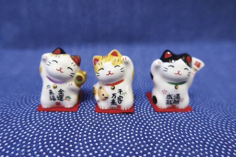 Trio de chat manekineko en porcelaine - Comptoir du Japon - Voir en grand