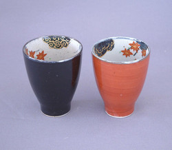 Duo de tasses rouge et noir, Arita - Comptoir du Japon