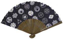 Éventail japonais en tissu - motifs de kamon  - Comptoir du Japon