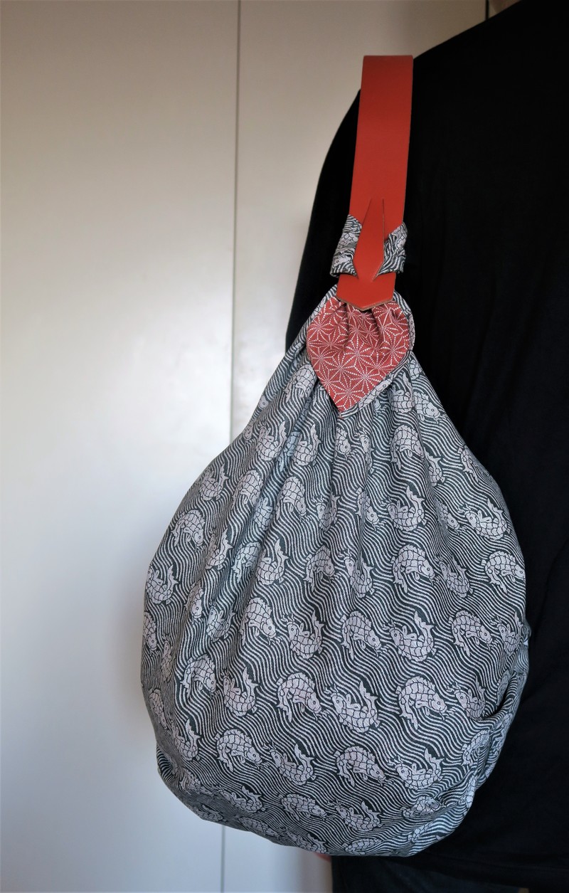 Transformer un furoshiki, carré de tissu en sac avec l'anse Miyako Terracotta - Voir en grand