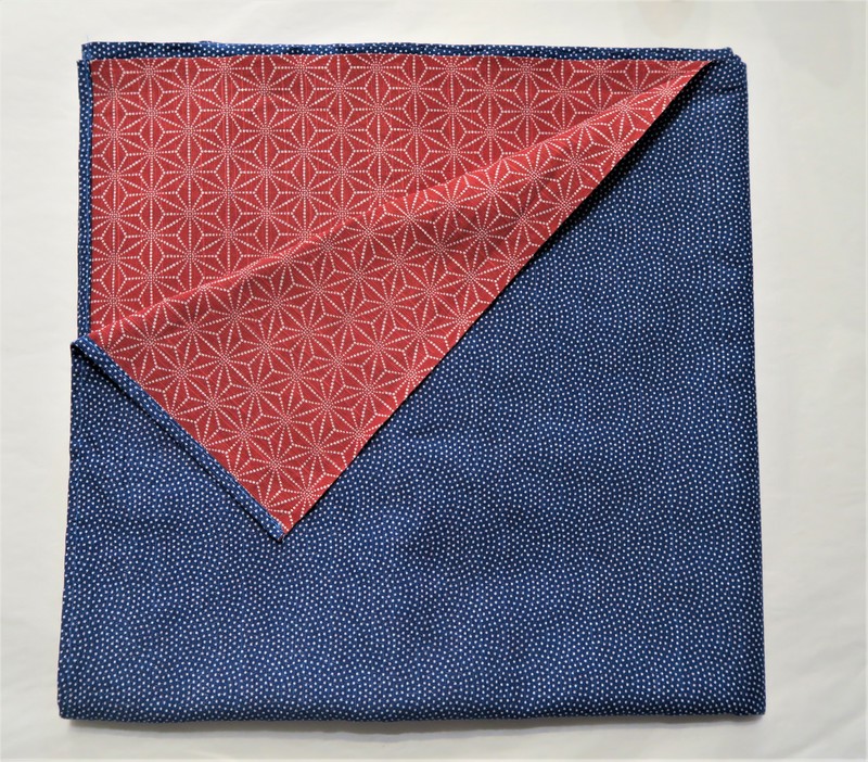 Furoshiki 105cm, carré de tissu japonais, réversible pointillés sur bleu et asanoha sur rouge - Voir en grand
