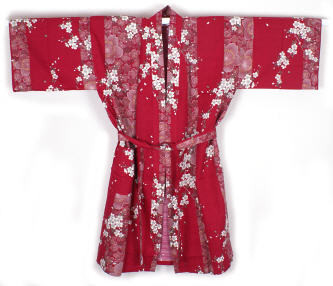 Yukata court rouge Sakura - Comptoir du Japon - Voir en grand