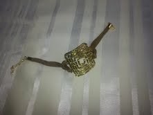 Bracelet Grec fantaisie avec motif Grec en métal doré et martelé et corde marron - Voir en grand