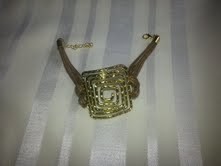 Bracelet Grec fantaisie avec motif Grec doré et cordon marron1.jpg - Voir en grand