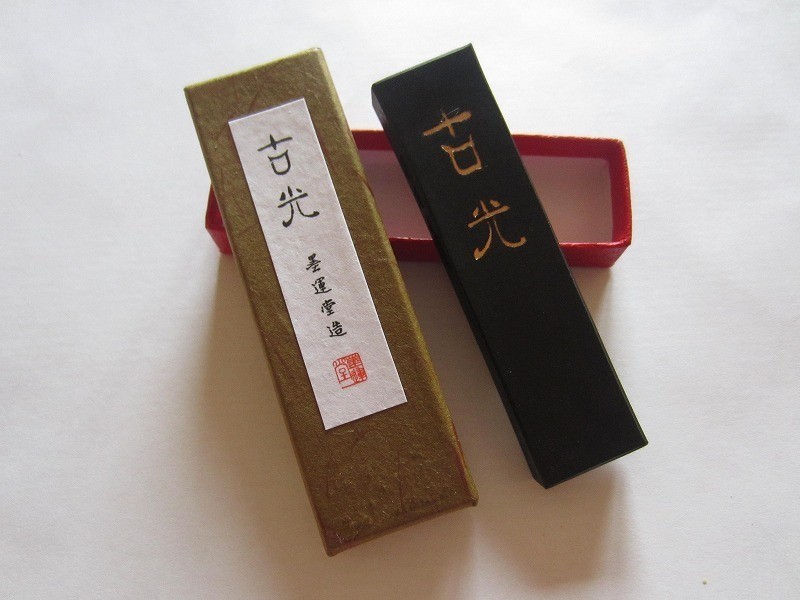 Bâtonnet d'encre japonaise pour calligraphie - Comptoir du Japon - Voir en grand