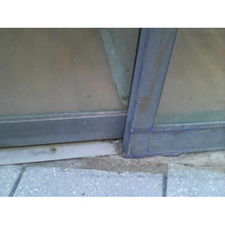 D�p�ts calcaire sur la partie basse des vitrines