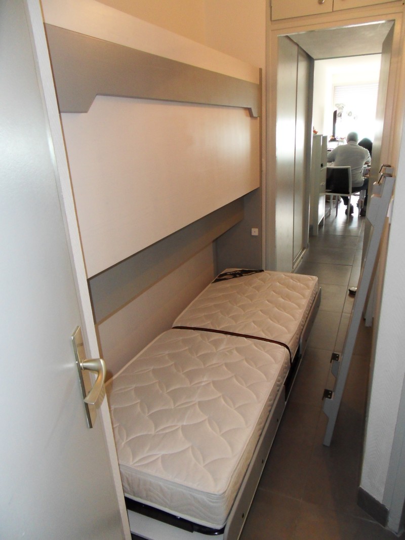 Lit armoire escamotable avec 2 lits simples superposés de 80X190