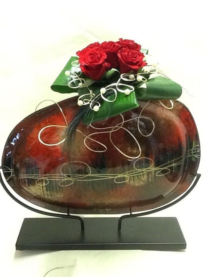 Vase artisanal et roses rouges - Voir en grand