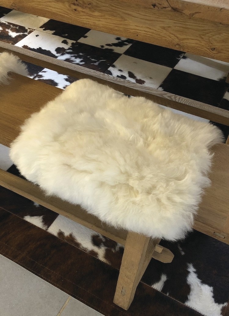 Galette de chaise en mouton rasé - Peaux et coussins  - La Petite Boutique - Voir en grand